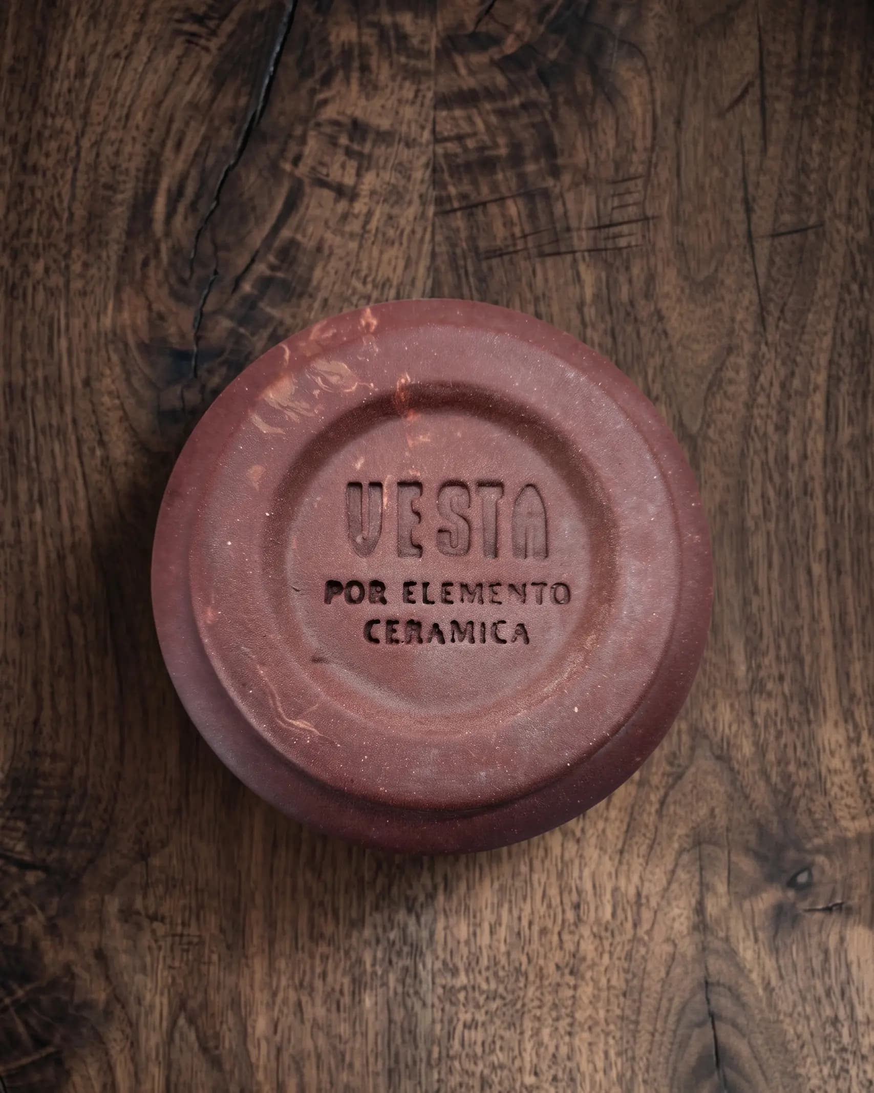 Taller artesanal de cerámica en gres Vesta y proceso de modelado a mano
